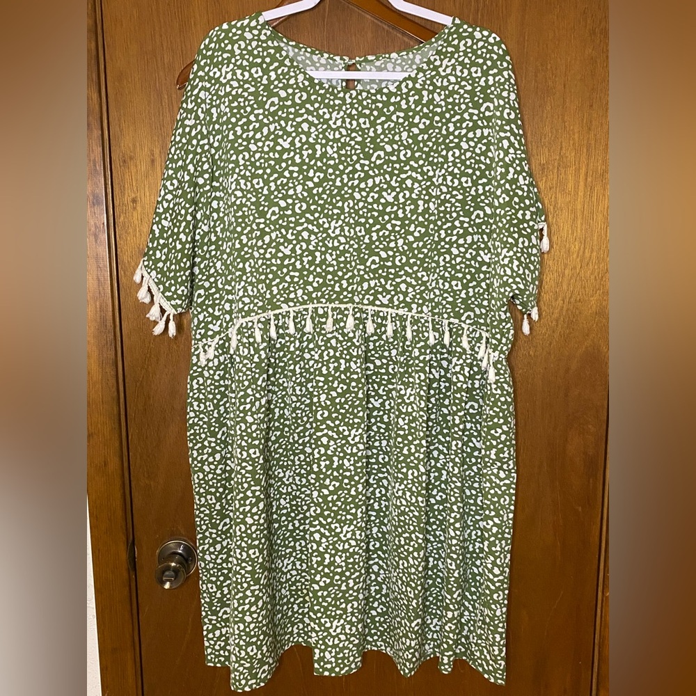 Green and White Cheetah Patterned Polyester Top  2x.
